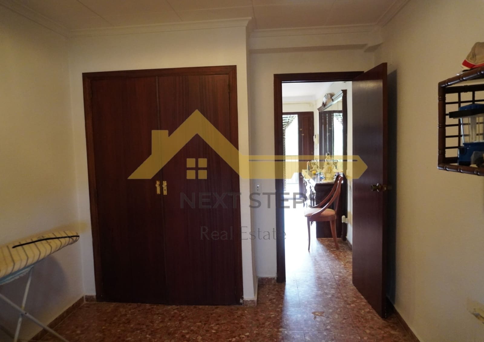 5 bedroom Villa for sale in Alberic with pool garage - € 300,000 (Ref: 8650930)