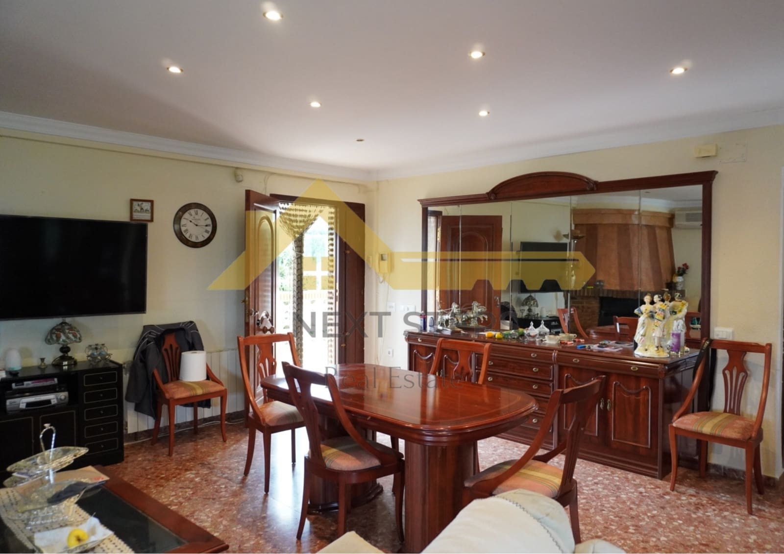 5 bedroom Villa for sale in Alberic with pool garage - € 300,000 (Ref: 8650930)