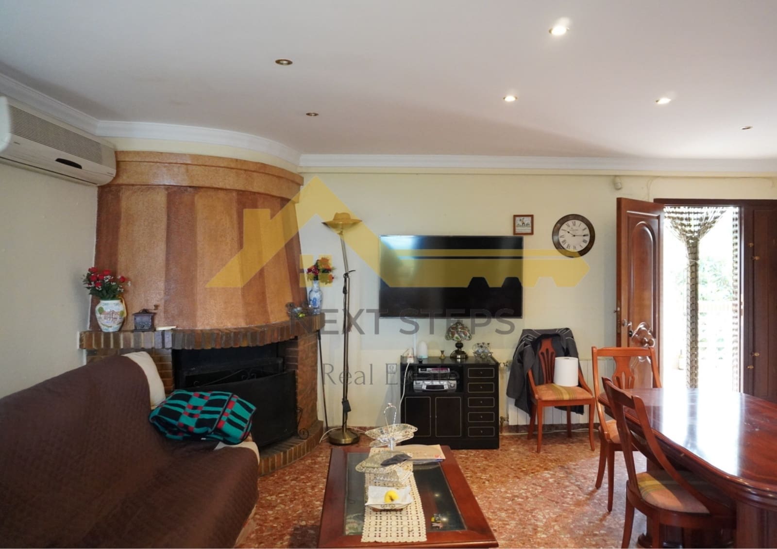 5 bedroom Villa for sale in Alberic with pool garage - € 300,000 (Ref: 8650930)