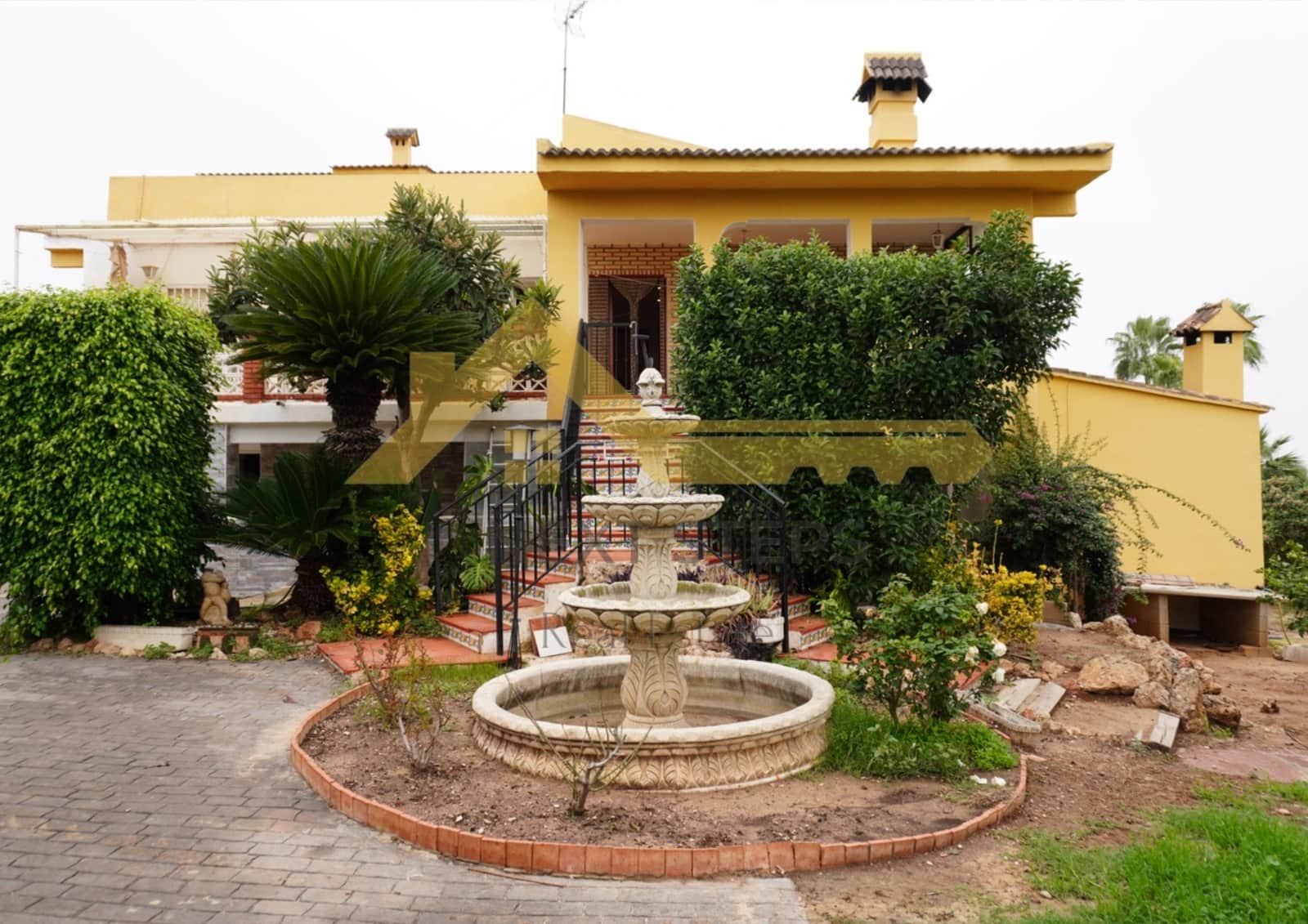 5 bedroom Villa for sale in Alberic with pool garage - € 300,000 (Ref: 8650930)