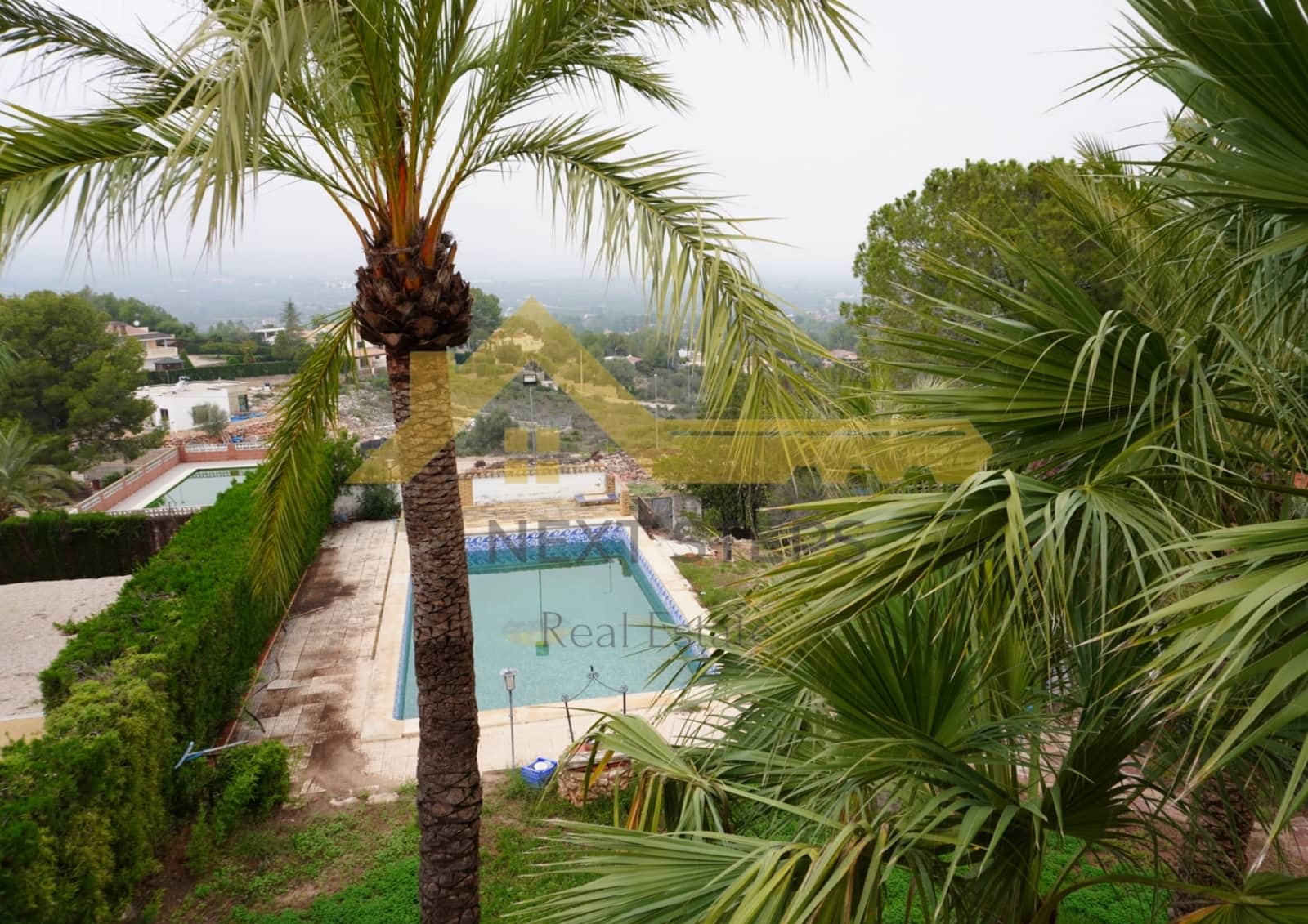 5 bedroom Villa for sale in Alberic with pool garage - € 300,000 (Ref: 8650930)