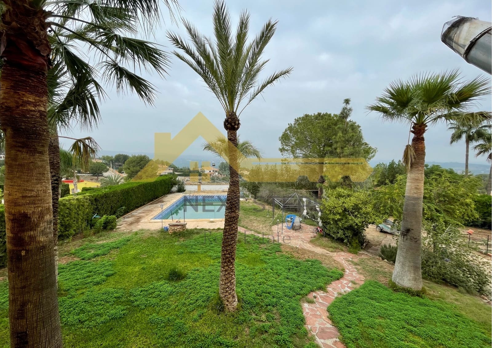 5 bedroom Villa for sale in Alberic with pool garage - € 300,000 (Ref: 8650930)