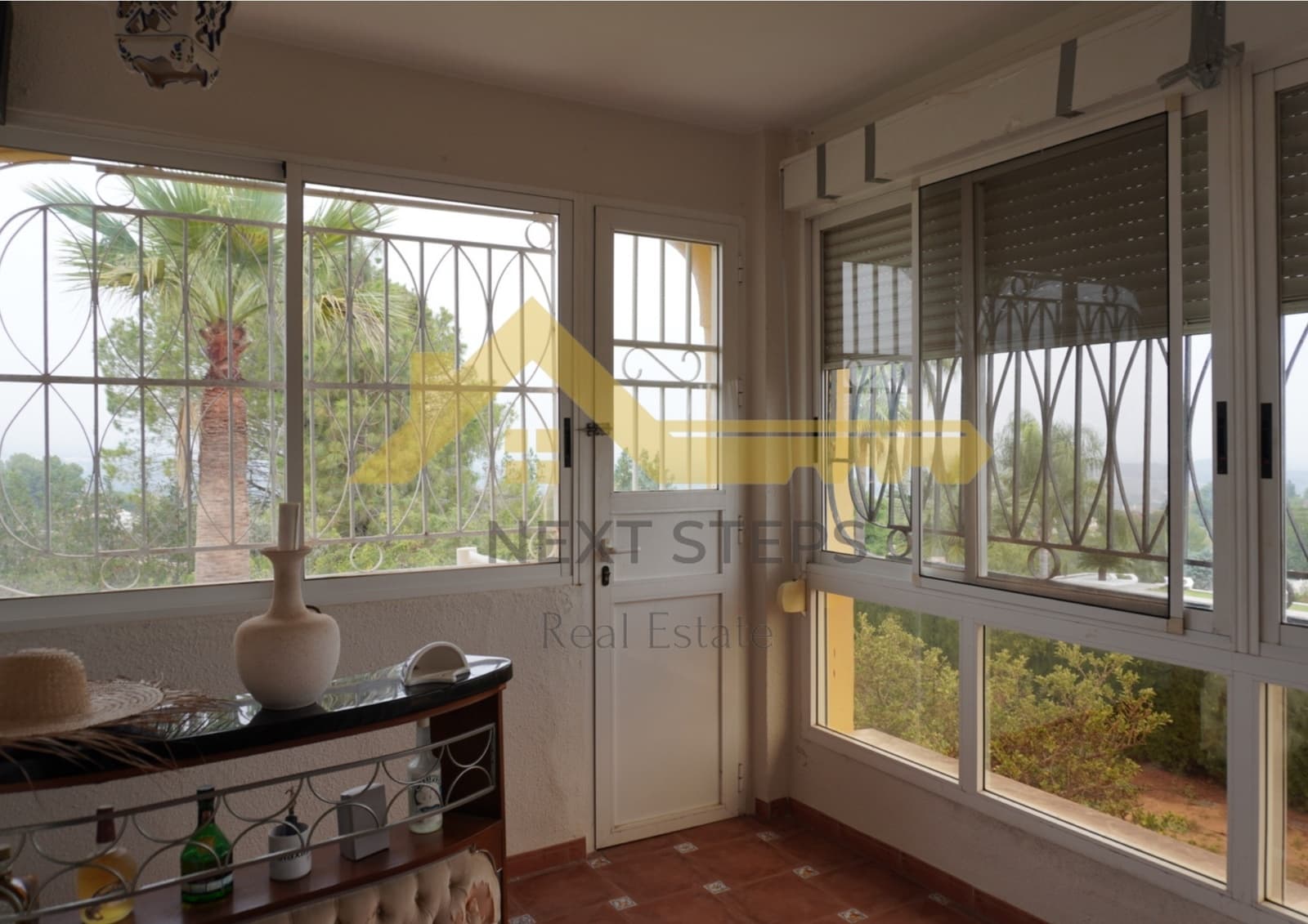 5 bedroom Villa for sale in Alberic with pool garage - € 300,000 (Ref: 8650930)