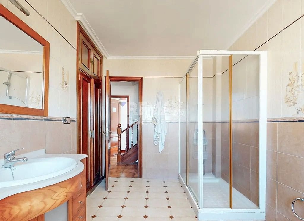 9 bedroom Villa for sale in Baiona with garage - € 420,000 (Ref: 9683972)