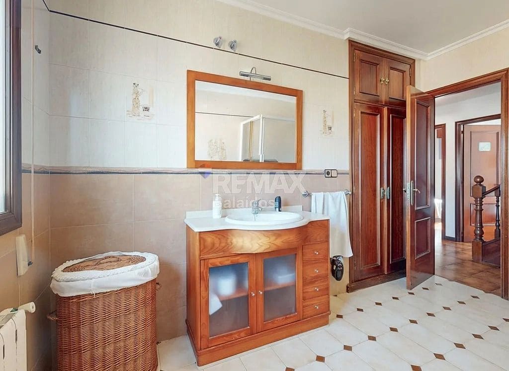 9 bedroom Villa for sale in Baiona with garage - € 420,000 (Ref: 9683972)