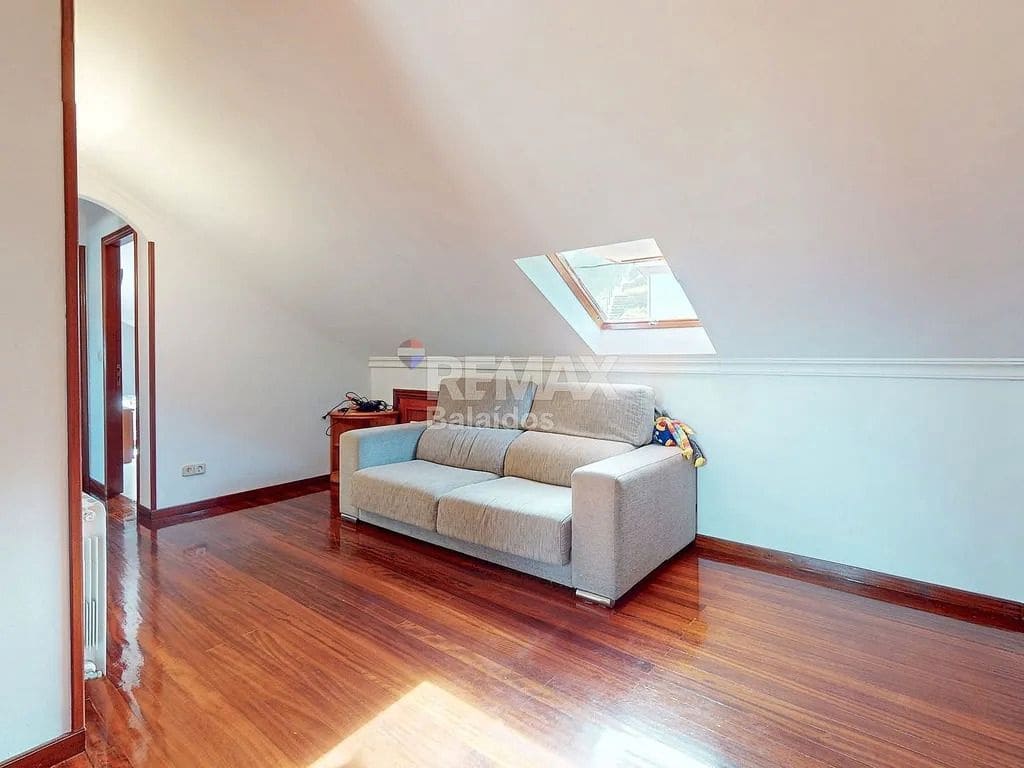 9 bedroom Villa for sale in Baiona with garage - € 420,000 (Ref: 9683972)