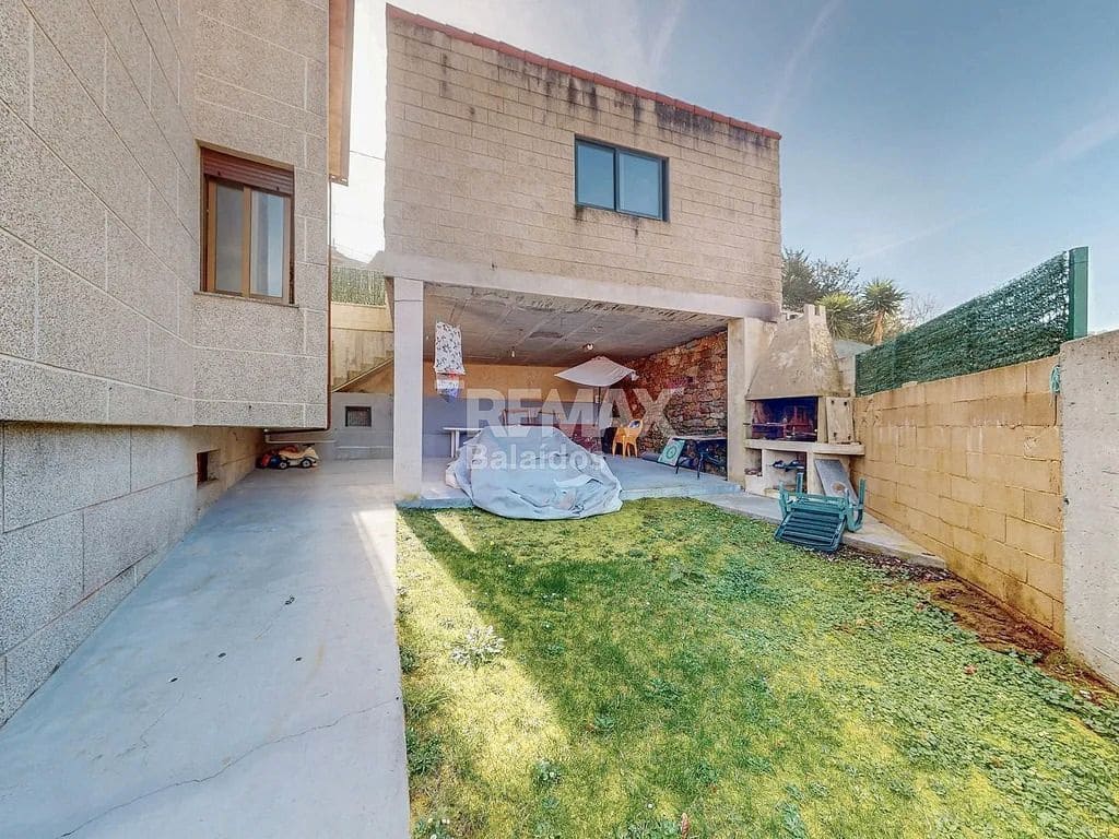 9 bedroom Villa for sale in Baiona with garage - € 420,000 (Ref: 9683972)