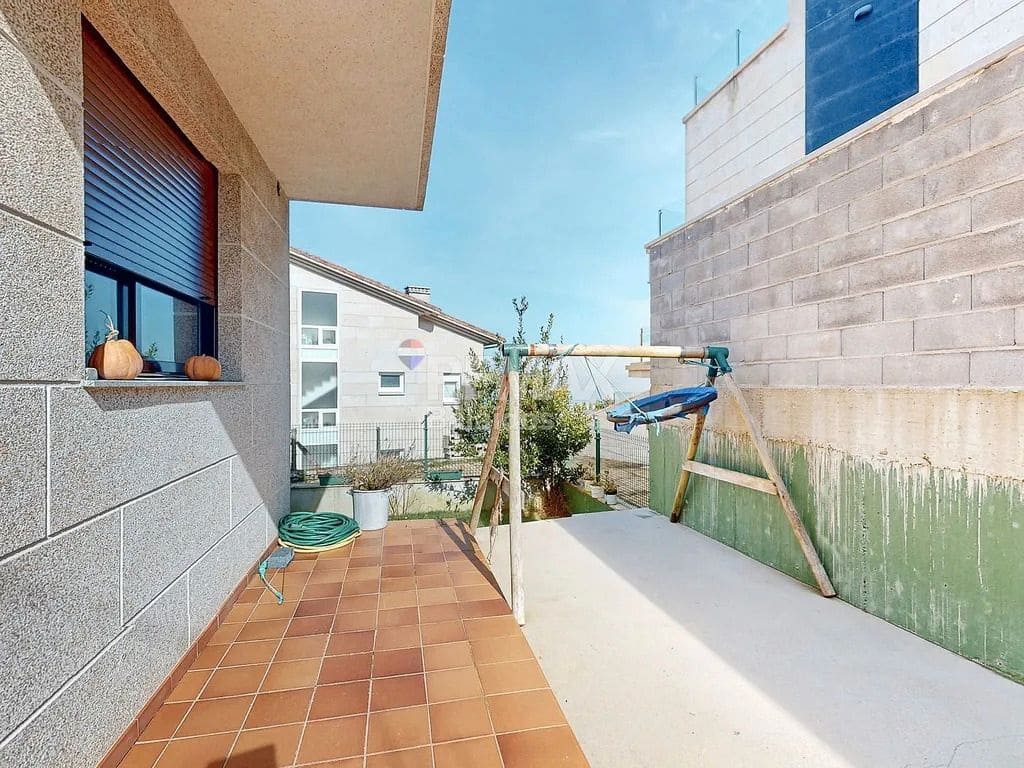 9 bedroom Villa for sale in Baiona with garage - € 420,000 (Ref: 9683972)