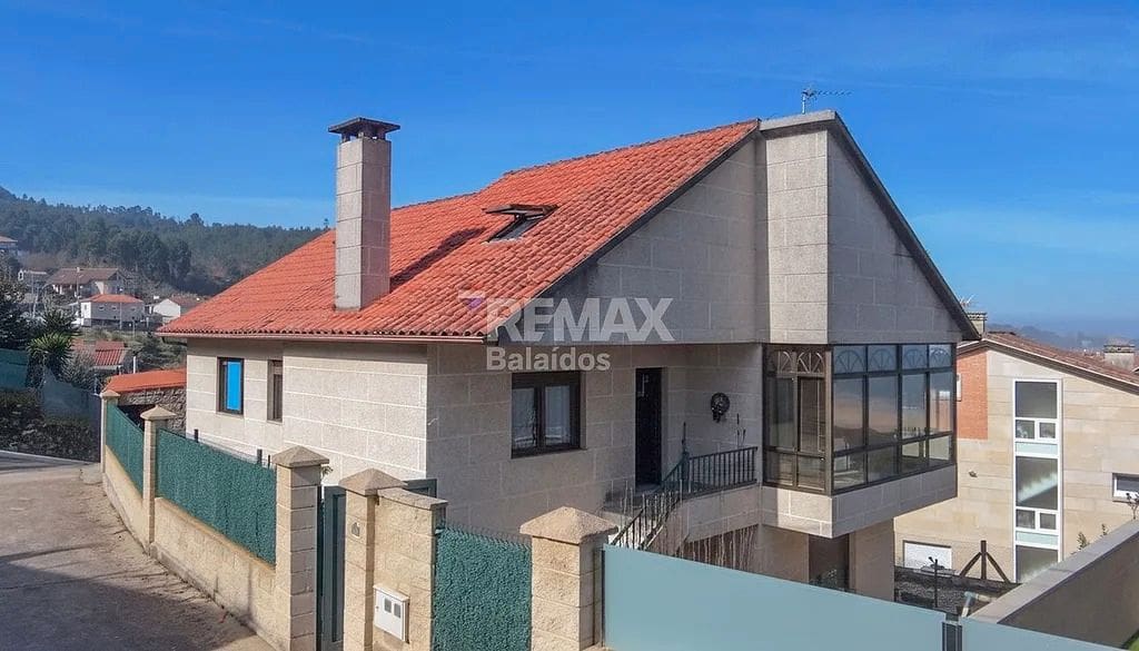9 bedroom Villa for sale in Baiona with garage - € 420,000 (Ref: 9683972)