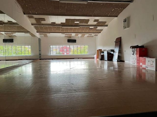 Commercieel te koop in Cangas - € 320.000 (Ref: 9683976)