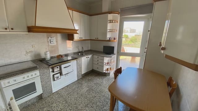 3 makuuhuone Omakotitalo myytävänä paikassa Tui mukana 
autotalli - 250 000 € (Ref: 9683979)