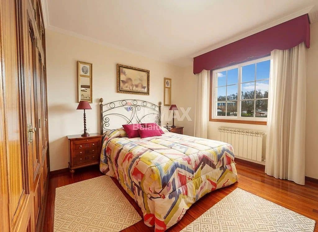 5 bedroom Villa for sale in Ponteareas with garage - € 425,000 (Ref: 9683995)