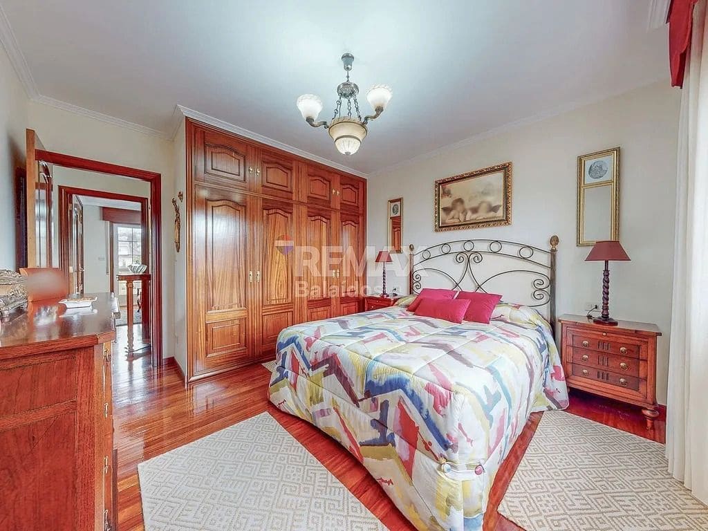 5 bedroom Villa for sale in Ponteareas with garage - € 425,000 (Ref: 9683995)