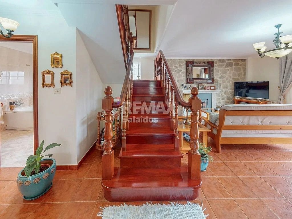 5 bedroom Villa for sale in Ponteareas with garage - € 425,000 (Ref: 9683995)