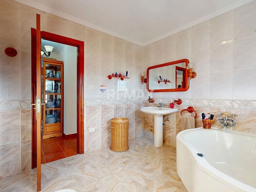 5 bedroom Villa for sale in Ponteareas with garage - € 425,000 (Ref: 9683995)