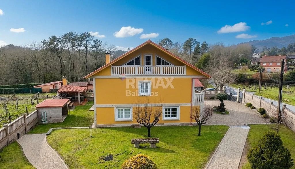 5 bedroom Villa for sale in Ponteareas with garage - € 425,000 (Ref: 9683995)