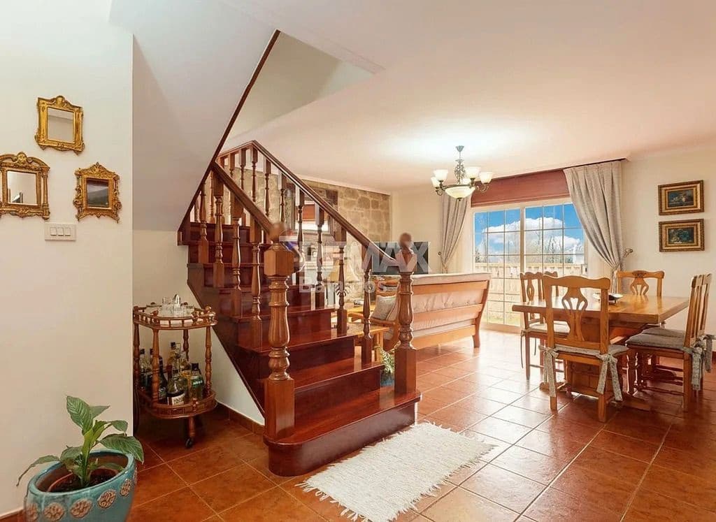 5 bedroom Villa for sale in Ponteareas with garage - € 425,000 (Ref: 9683995)