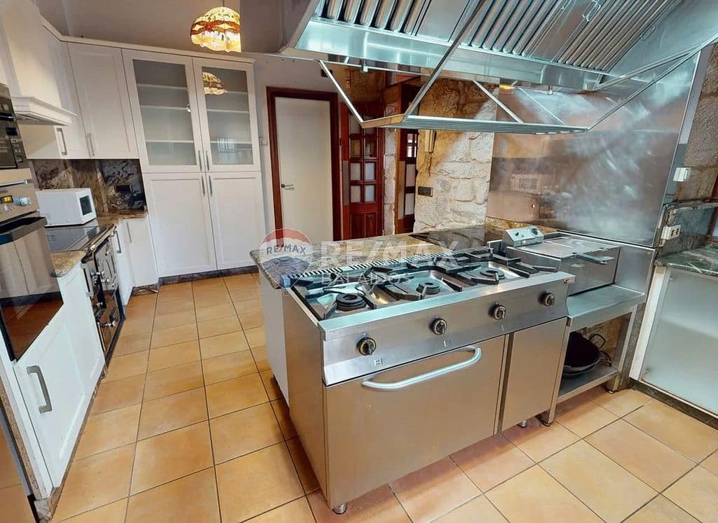 6 slaapkamer Villa te koop in Pontevedra stad met zwembad garage - € 1.250.000 (Ref: 9684003)