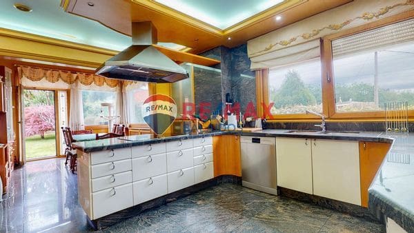 6 bedroom Villa for sale in Mos with pool garage - € 880,000 (Ref: 9684006)