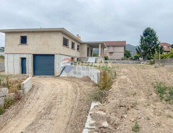 3 bedroom Villa for sale in Nigran with garage - € 500,000 (Ref: 9685343)