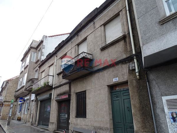 6 bedroom Semi-detached Villa for sale in Vigo - € 270,000 (Ref: 9685344)