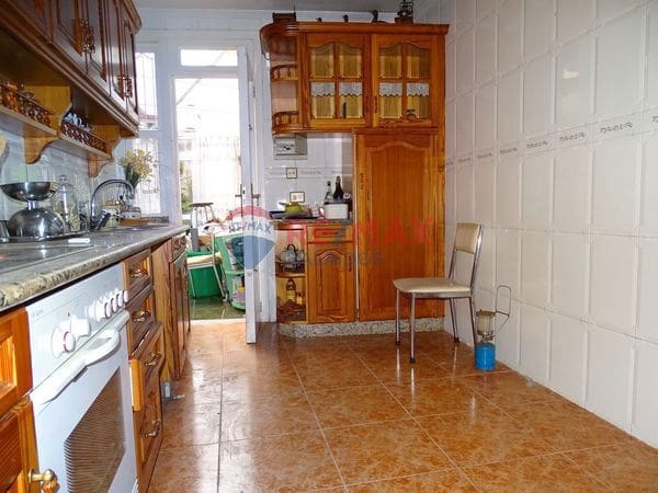 6 makuuhuone Paritalo myytävänä paikassa Vigo - 270 000 € (Ref: 9685344)