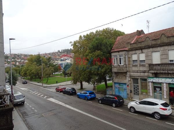 6 bedroom Semi-detached Villa for sale in Vigo - € 270,000 (Ref: 9685344)