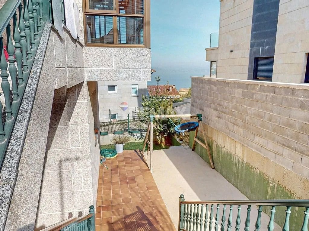 9 bedroom Villa for sale in Baiona with garage - € 420,000 (Ref: 9685381)