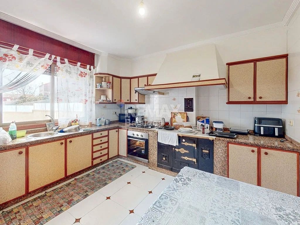 9 bedroom Villa for sale in Baiona with garage - € 420,000 (Ref: 9685381)