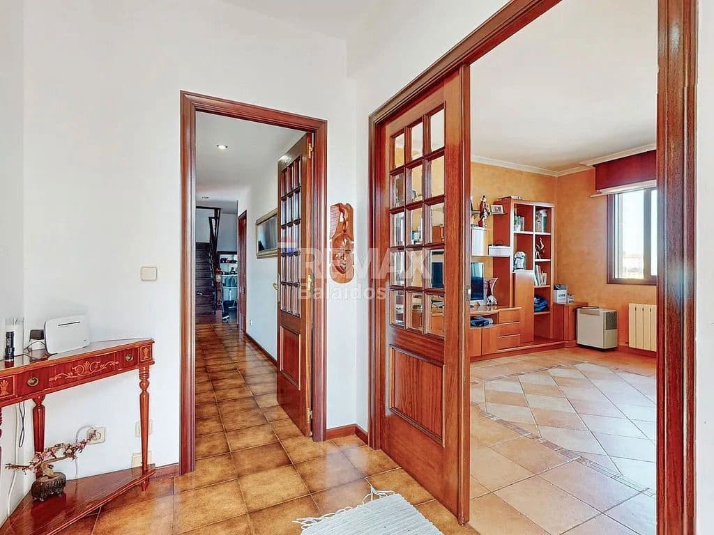 9 bedroom Villa for sale in Baiona with garage - € 420,000 (Ref: 9685381)