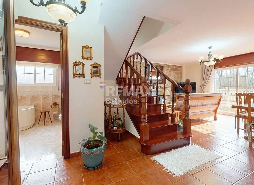 5 bedroom Villa for sale in Ponteareas with garage - € 425,000 (Ref: 9685385)