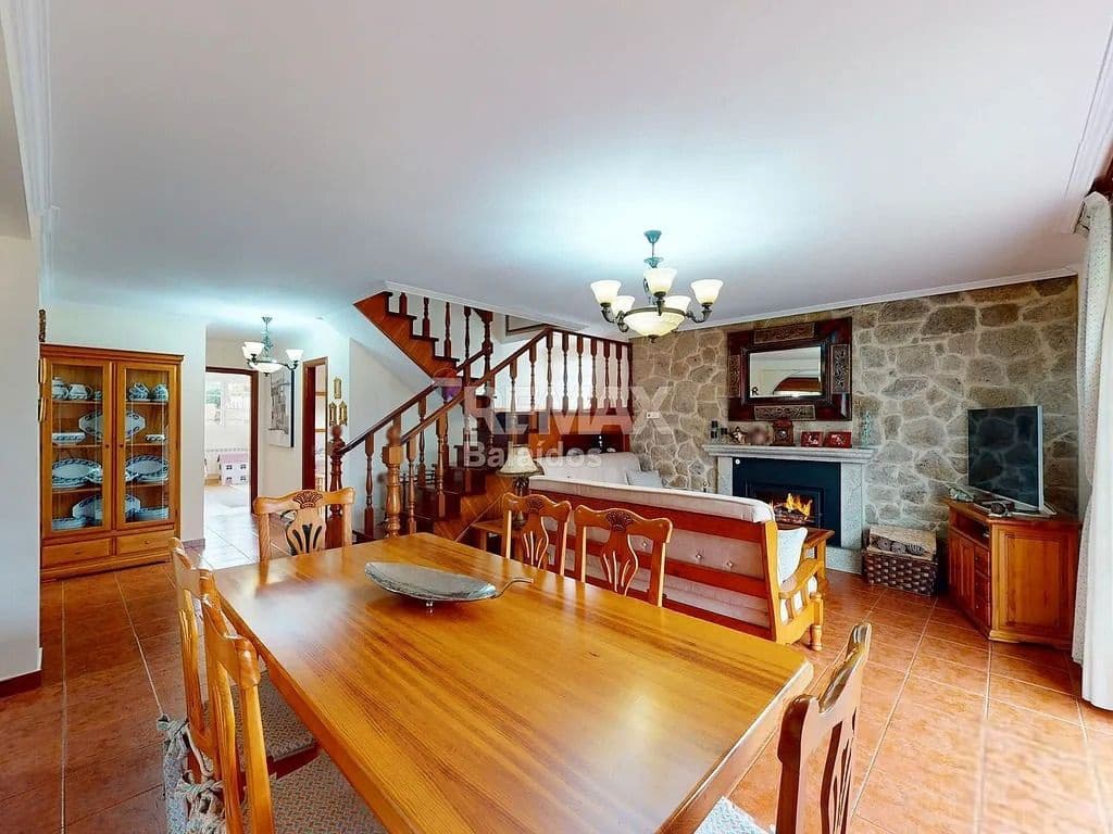 5 bedroom Villa for sale in Ponteareas with garage - € 425,000 (Ref: 9685385)