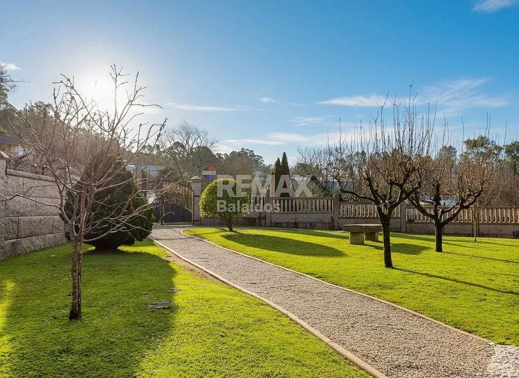 5 bedroom Villa for sale in Ponteareas with garage - € 425,000 (Ref: 9685385)