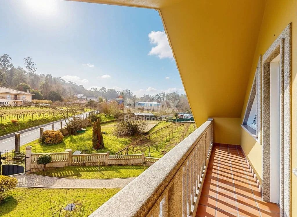 5 bedroom Villa for sale in Ponteareas with garage - € 425,000 (Ref: 9685385)