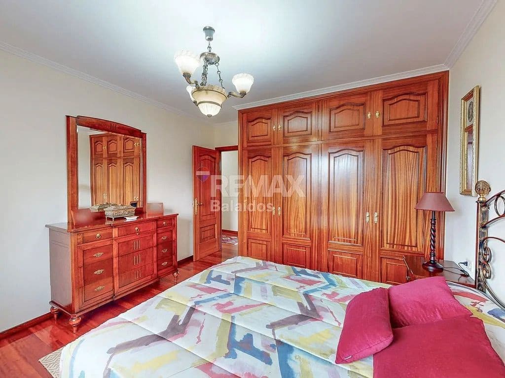 5 bedroom Villa for sale in Ponteareas with garage - € 425,000 (Ref: 9685385)