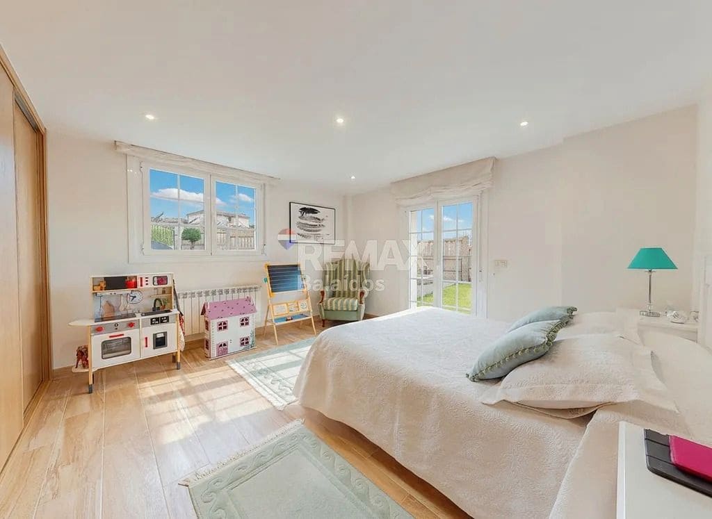 5 bedroom Villa for sale in Ponteareas with garage - € 425,000 (Ref: 9685385)