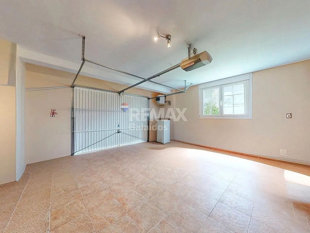 5 bedroom Villa for sale in Ponteareas with garage - € 425,000 (Ref: 9685385)