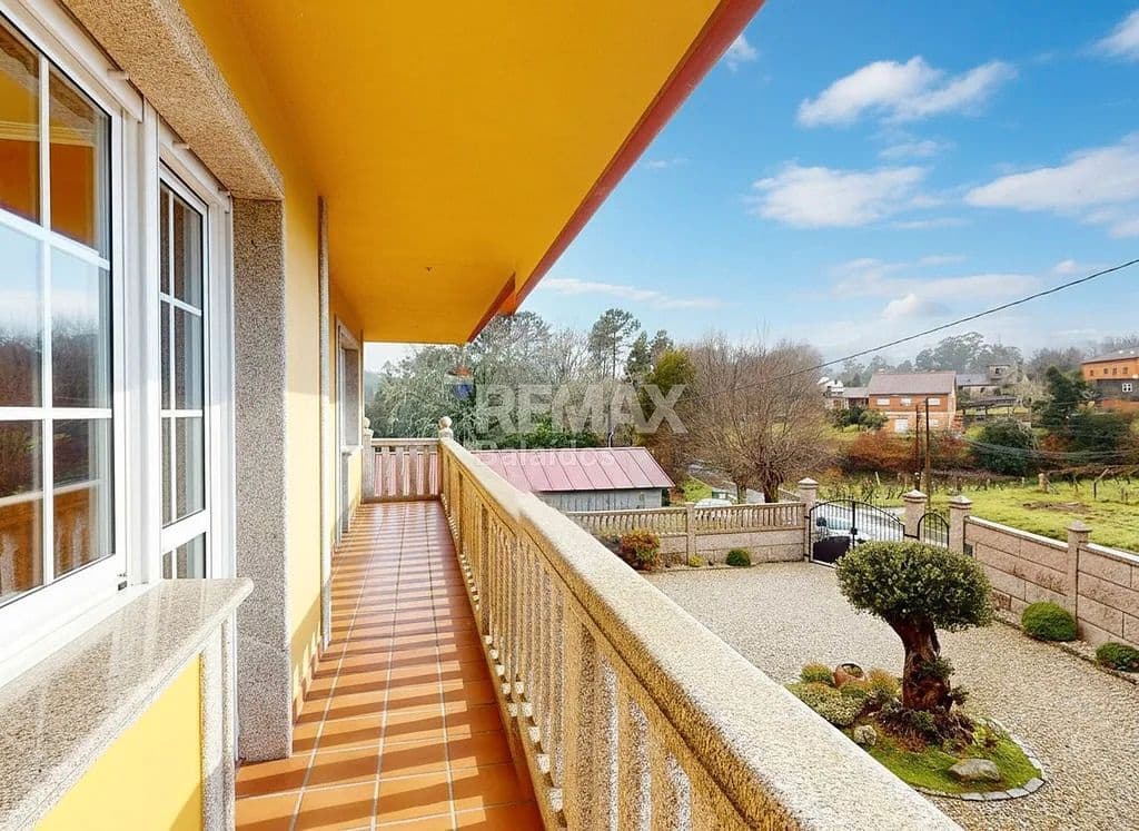 5 bedroom Villa for sale in Ponteareas with garage - € 425,000 (Ref: 9685385)