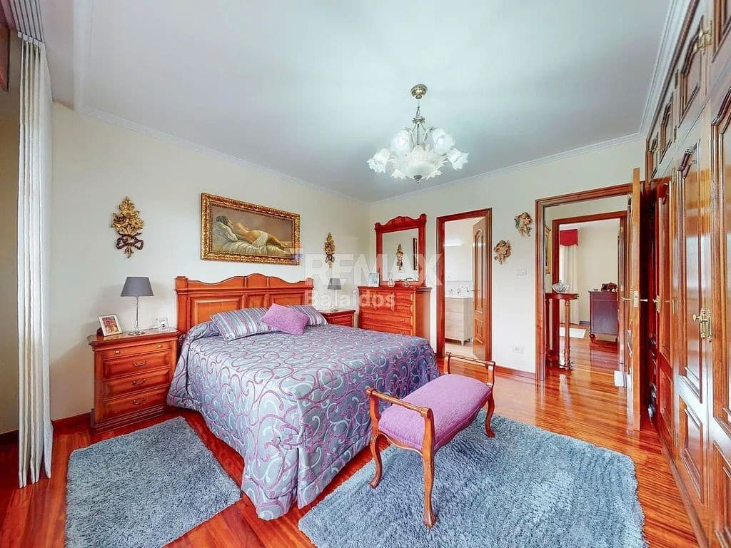 5 bedroom Villa for sale in Ponteareas with garage - € 425,000 (Ref: 9685385)