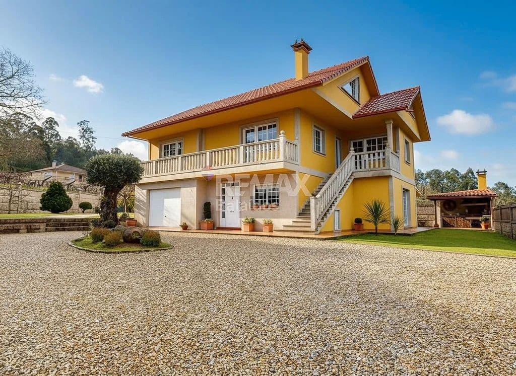 5 bedroom Villa for sale in Ponteareas with garage - € 425,000 (Ref: 9685385)
