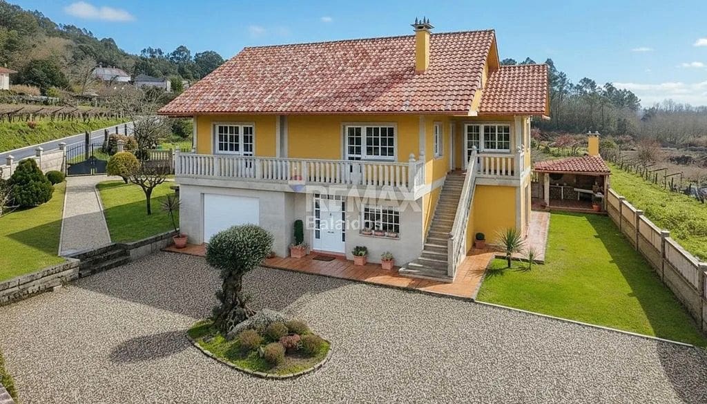 5 bedroom Villa for sale in Ponteareas with garage - € 425,000 (Ref: 9685385)