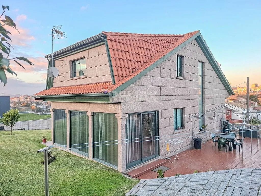 4 slaapkamer Villa te koop in Vigo met garage - € 570.000 (Ref: 9685386)