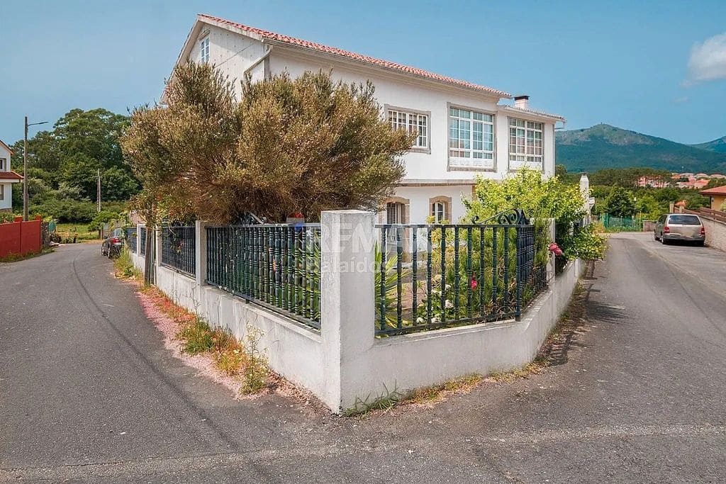 7 slaapkamer Finca/Landhuis te koop in A Pobra do Caraminal met garage - € 340.000 (Ref: 9685388)