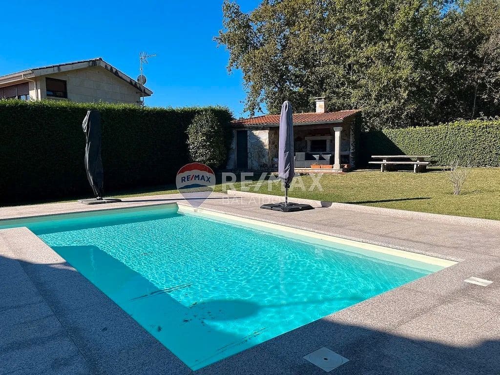 6 bedroom Villa for sale in Tui with pool garage - € 570,000 (Ref: 9685416)