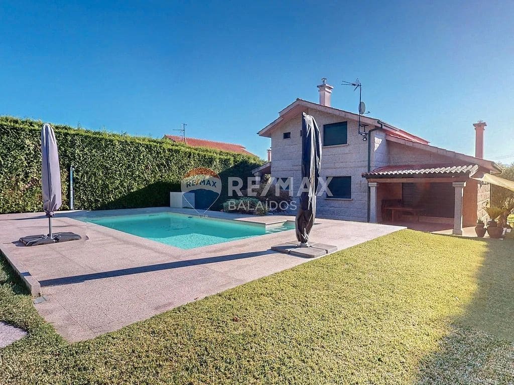 6 bedroom Villa for sale in Tui with pool garage - € 570,000 (Ref: 9685416)