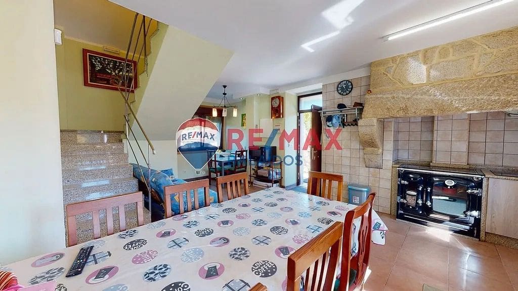 6 bedroom Semi-detached Villa for sale in Ponteareas with pool garage - € 280,000 (Ref: 9685427)