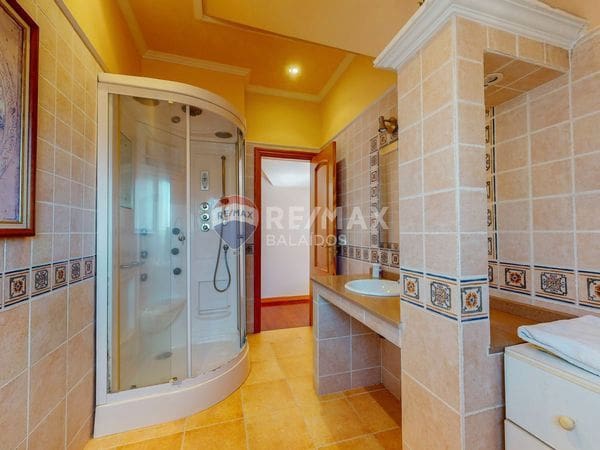 4 bedroom Villa for sale in Gondomar with pool garage - € 485,000 (Ref: 9685443)