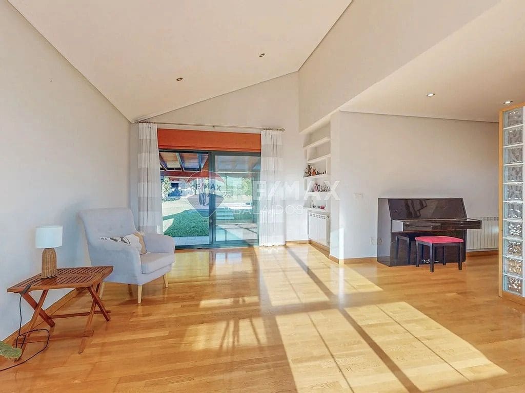 6 bedroom Villa for sale in Tui with pool garage - € 570,000 (Ref: 9685459)