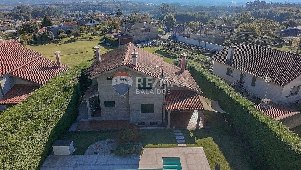 6 bedroom Villa for sale in Tui with pool garage - € 570,000 (Ref: 9685459)