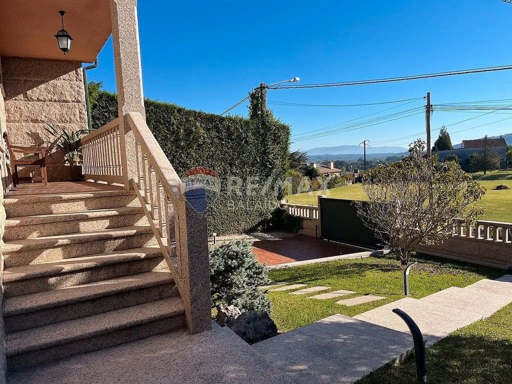 6 bedroom Villa for sale in Tui with pool garage - € 570,000 (Ref: 9685459)